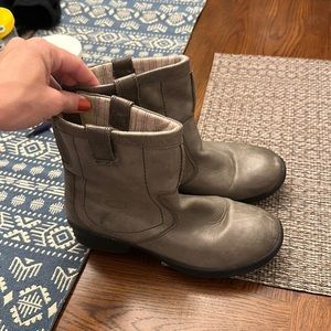 Keen gray leather weather boots with rubber sole. Size 8.5.